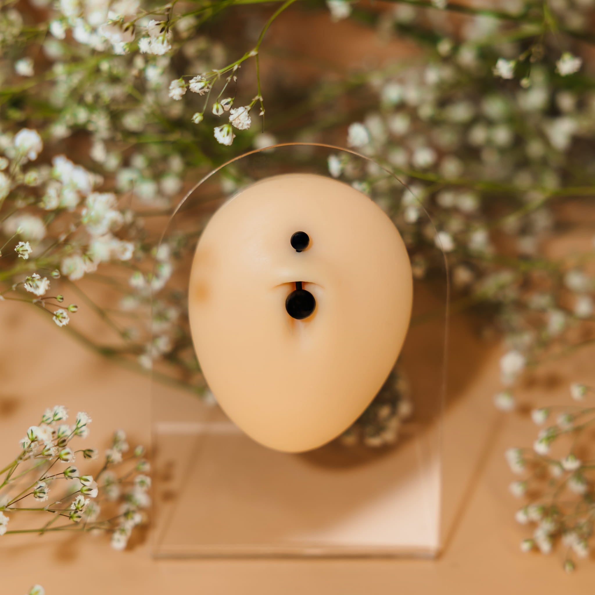 Klasyczny stalowy czarny banan do pępka z kulkami