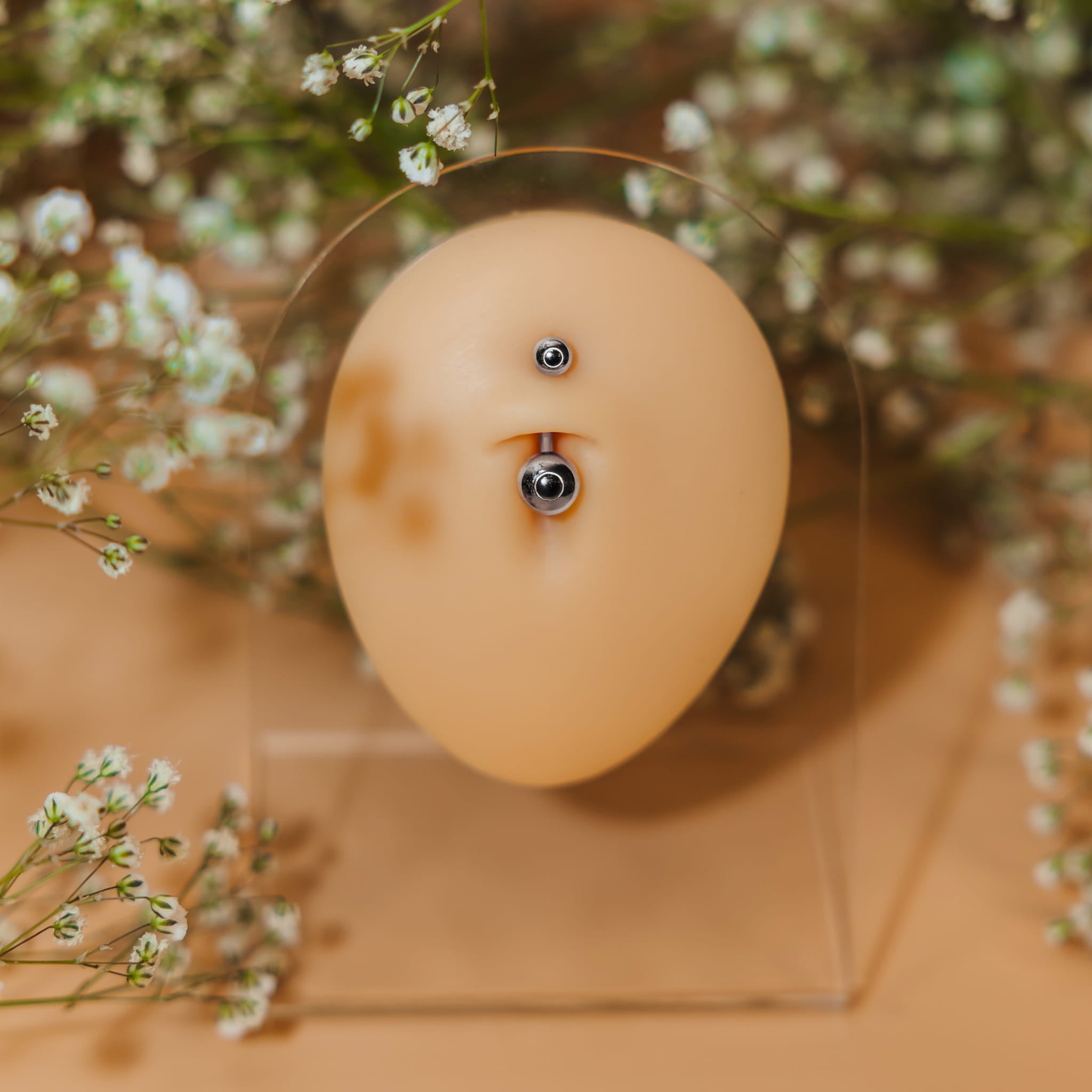 Tytanowy kolczyk do pępka z dwoma kulkami.