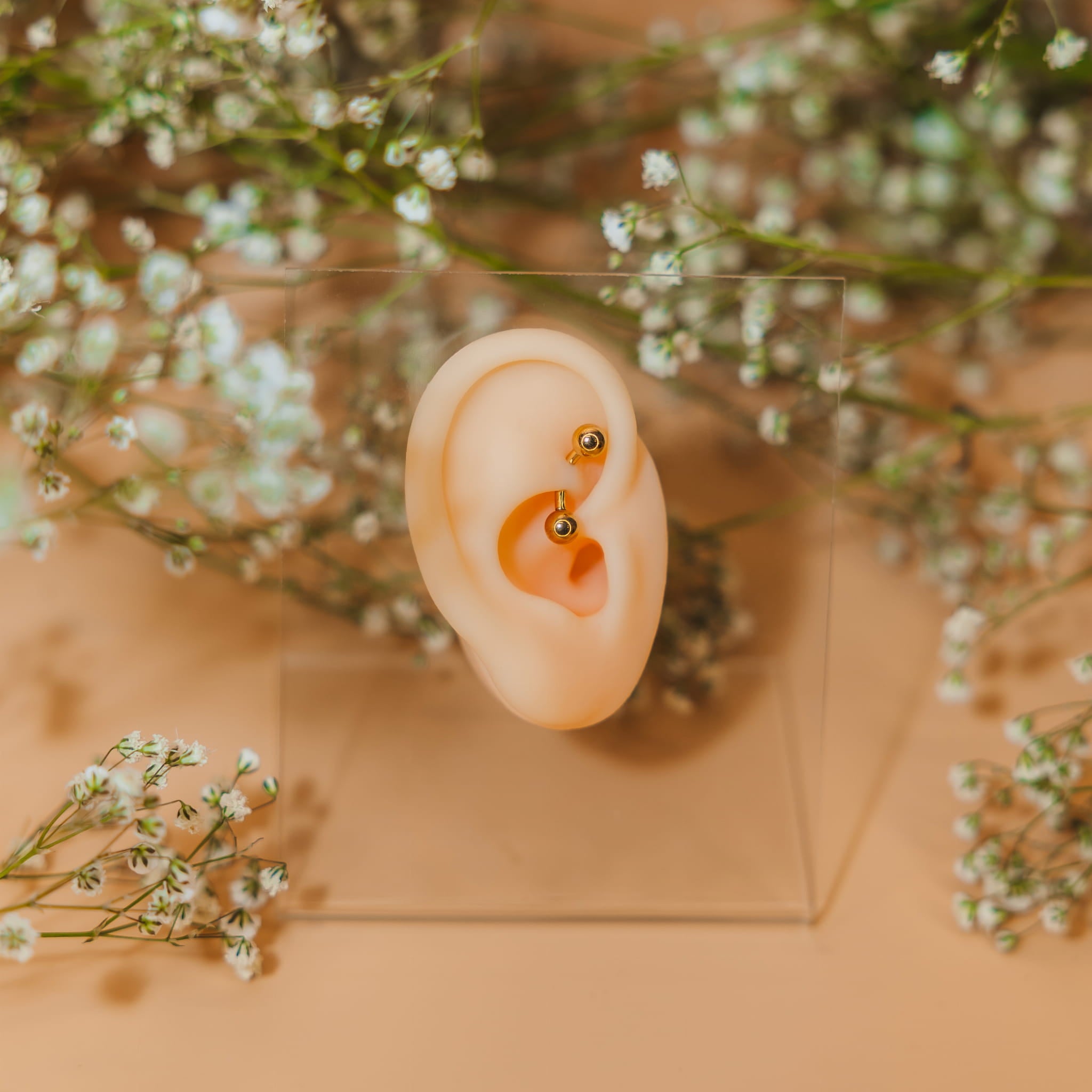 Złoty banan z dwoma kulkami