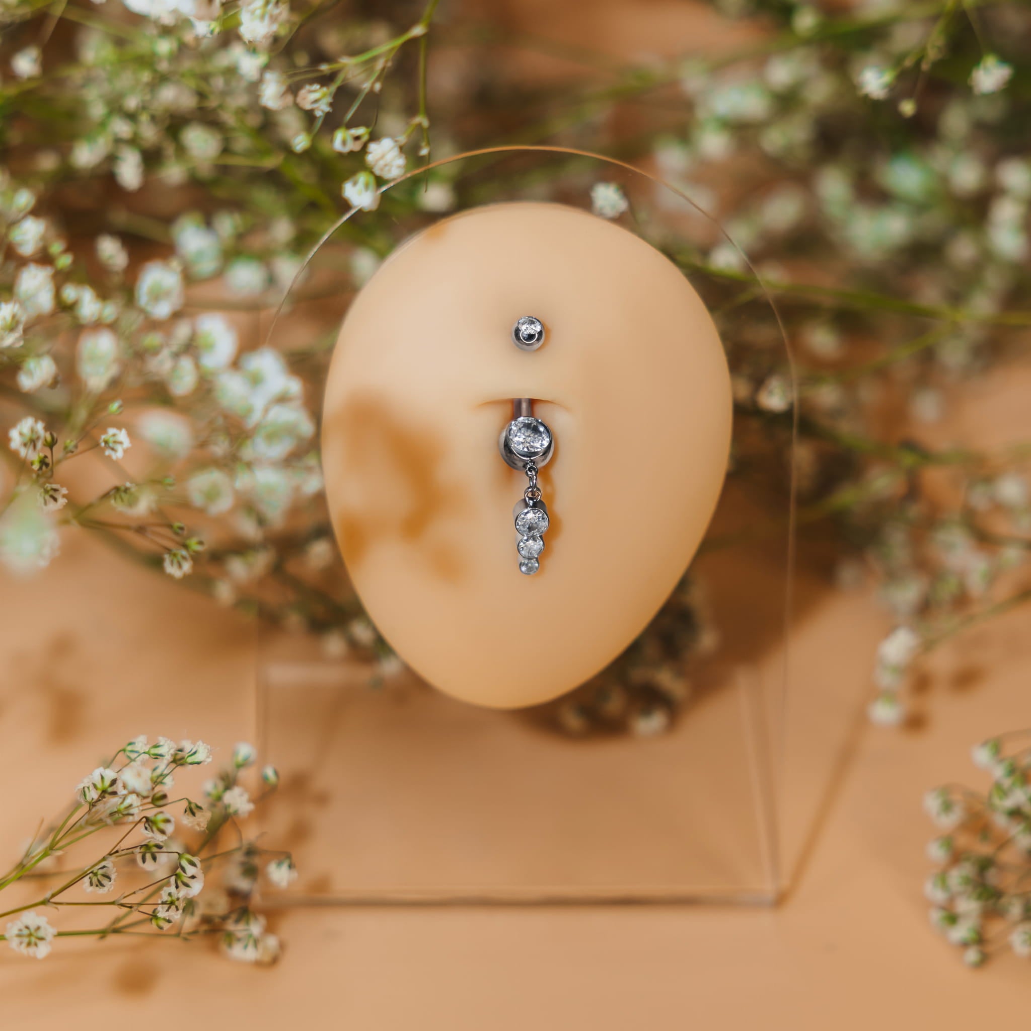 Tytanowy kolczyk do pępka z wiszącymi cyrkoniami