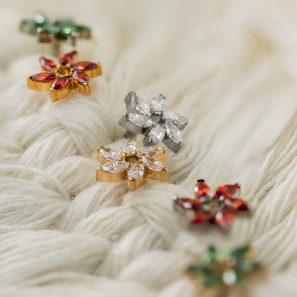 Tytanowy złoty labret z motywem kwiatu z cyrkoniami