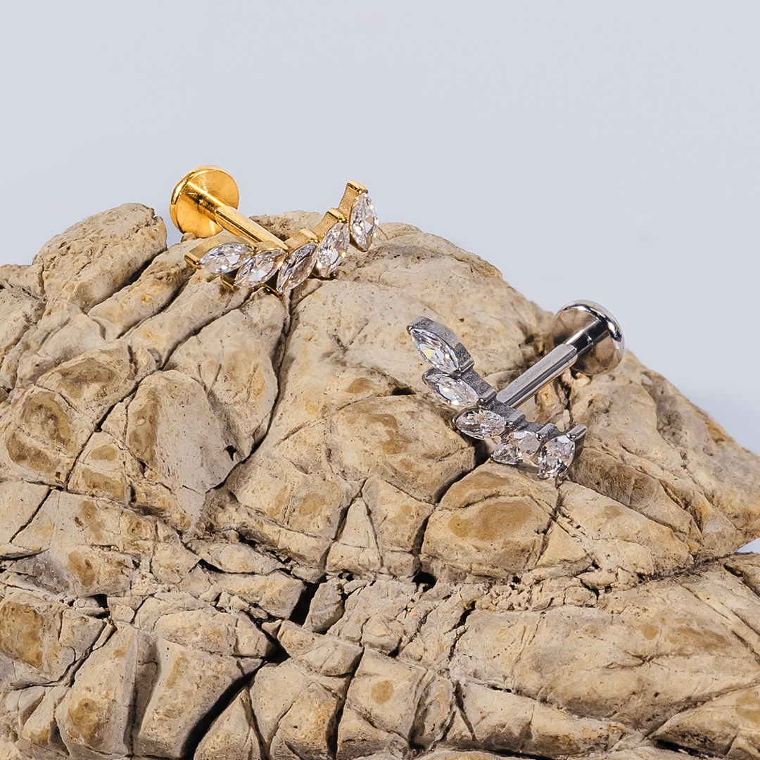 Tytanowy złoty labret z pięcioma cyrkoniami