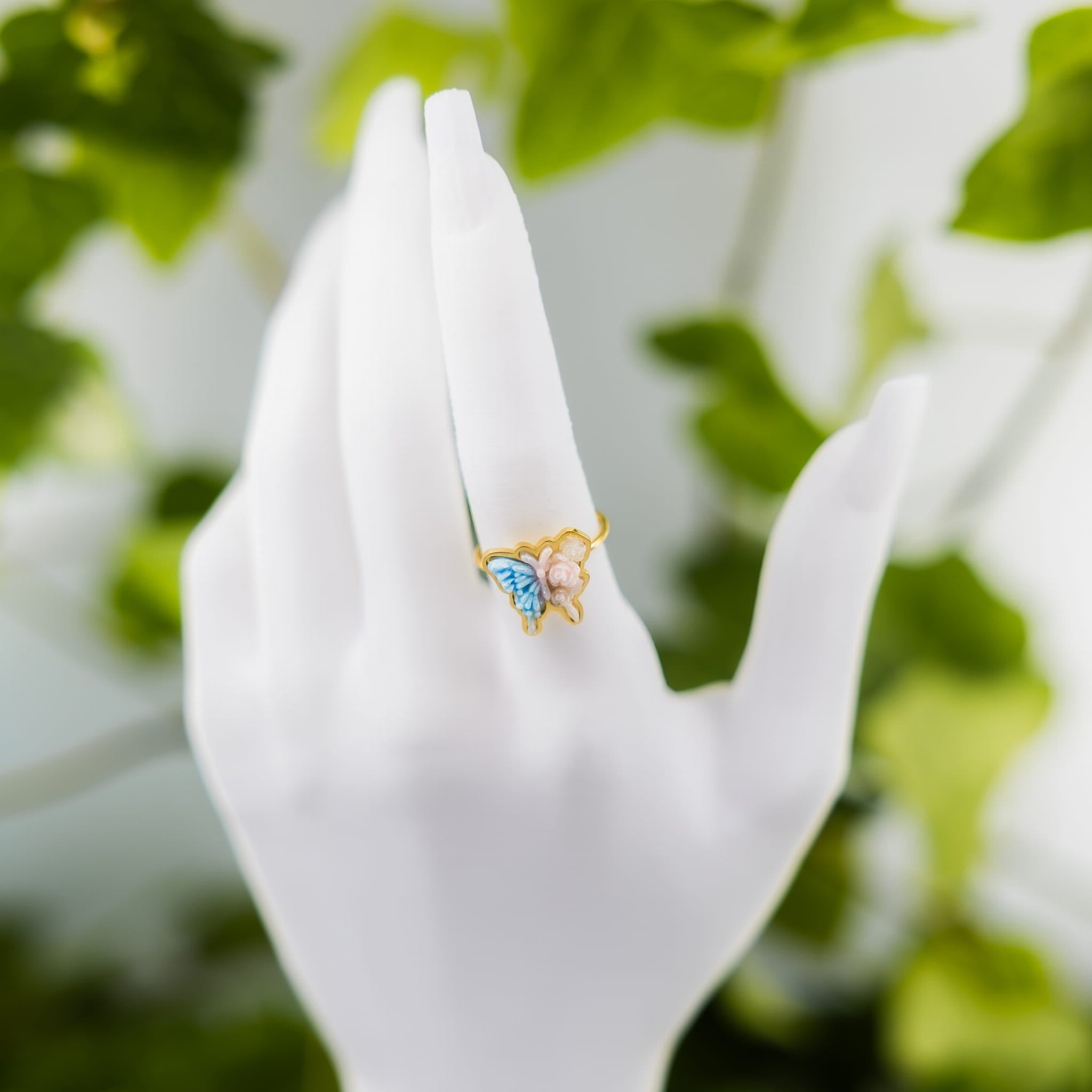 Pierścionek złoty motyl pastelowy