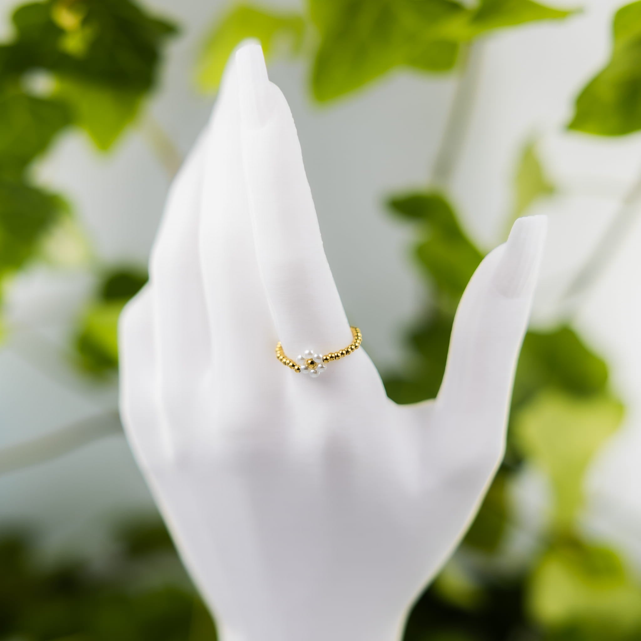 Pierścionek subtelny urok złotych perełek
