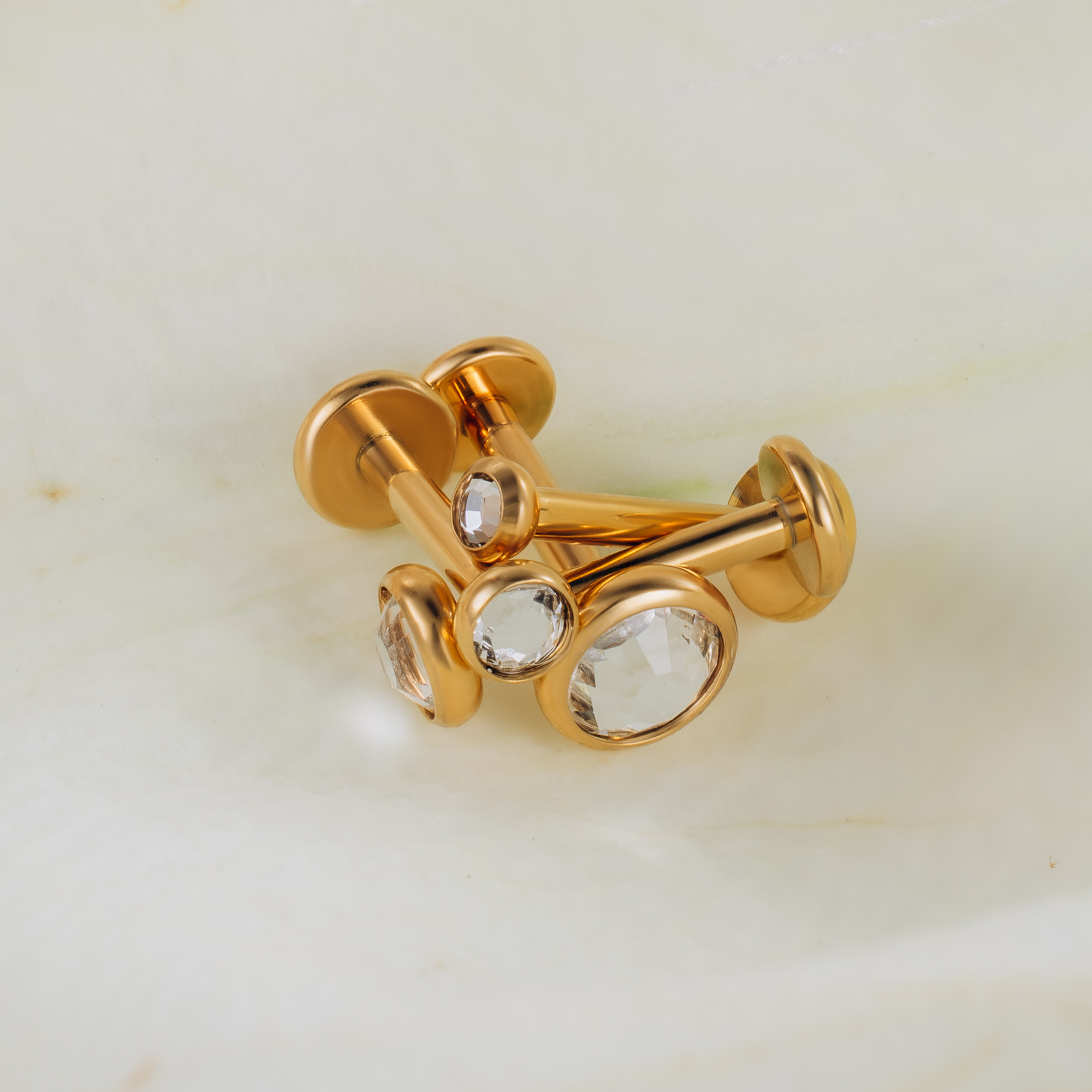 Tytanowy złoty labret z okrągłą cyrkonią