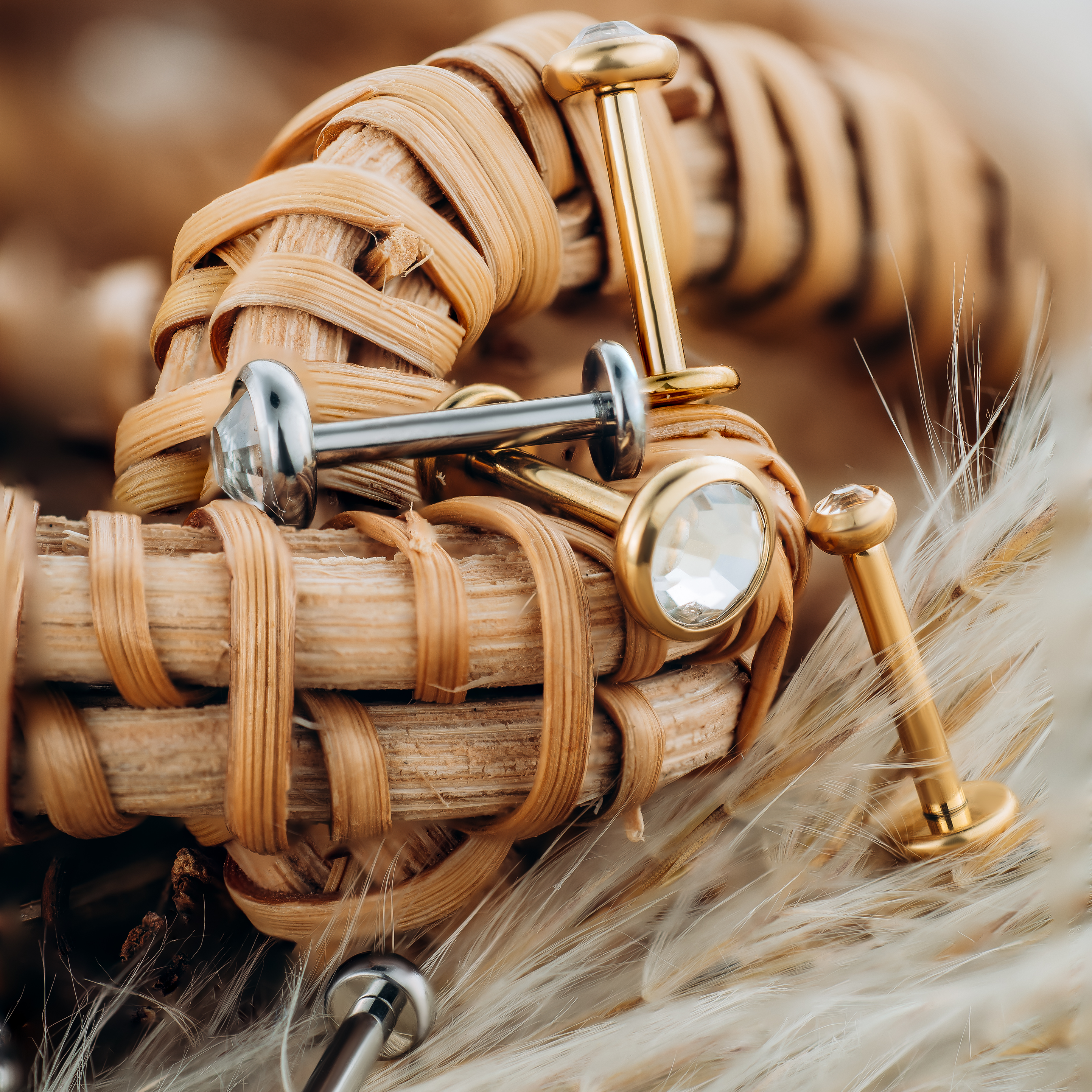 Tytanowy złoty labret z okrągłą cyrkonią