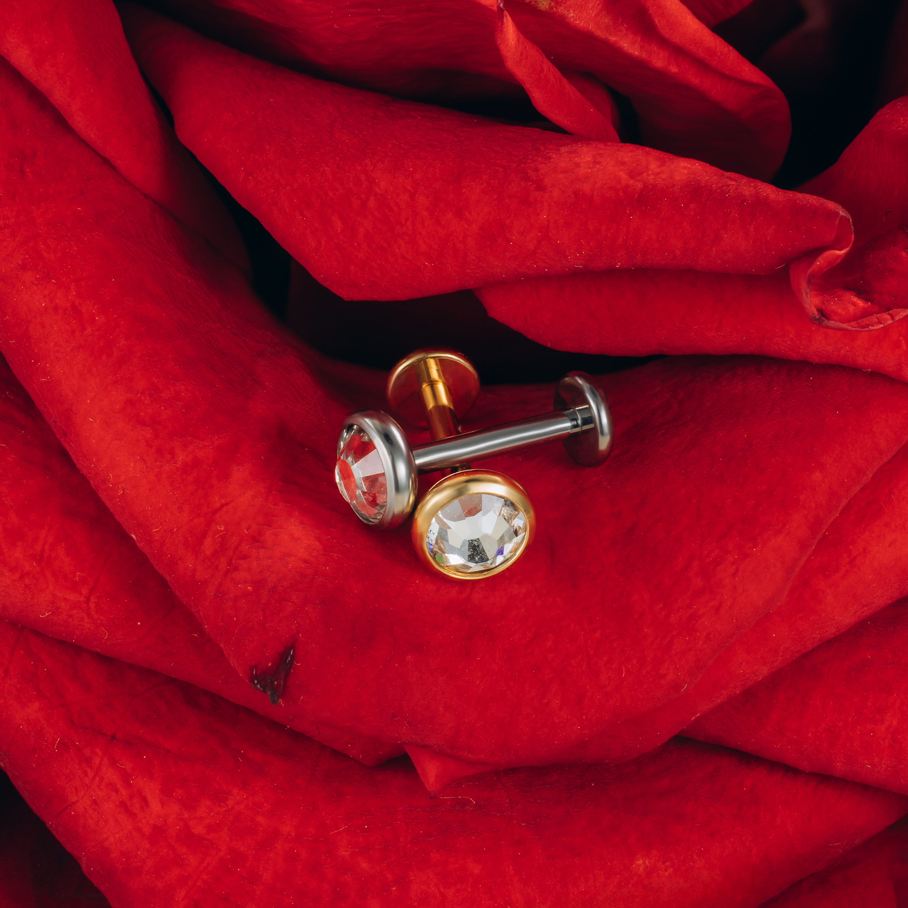 Tytanowy złoty labret z okrągłą cyrkonią