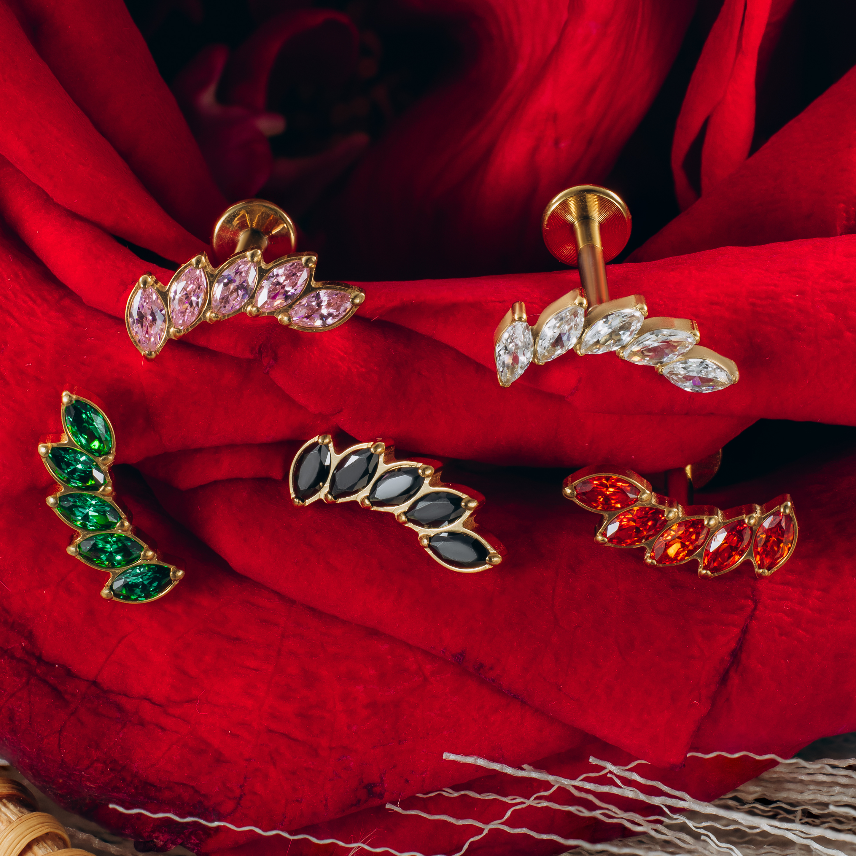 Tytanowy złoty labret z pięcioma cyrkoniami