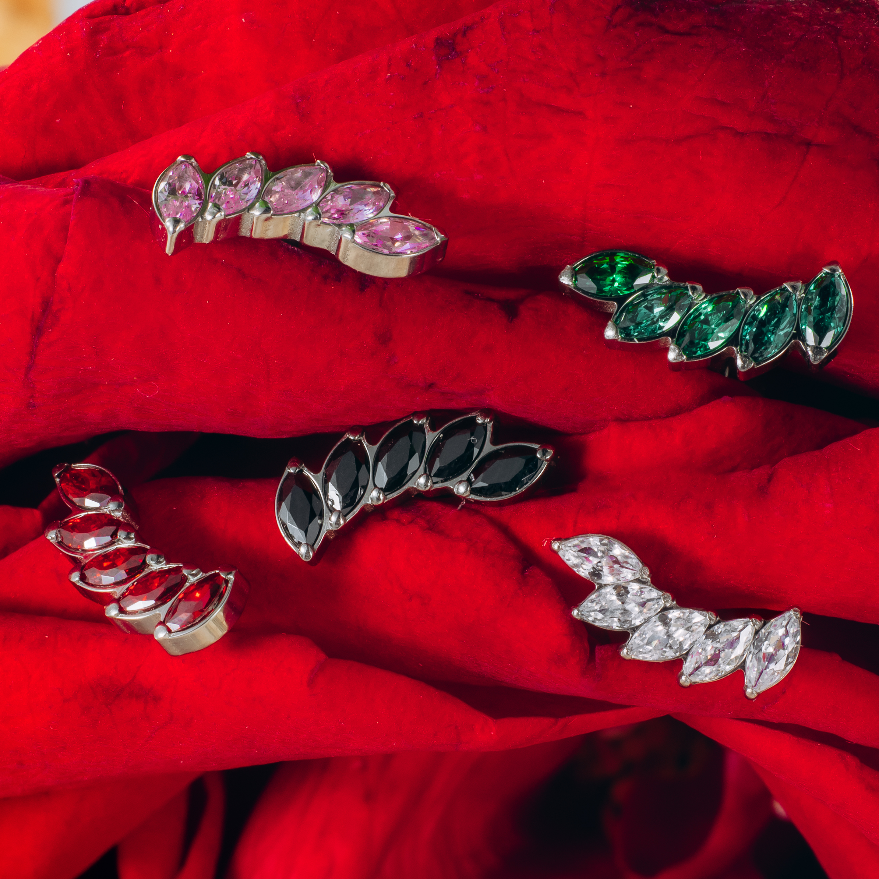 Tytanowy złoty labret z pięcioma cyrkoniami