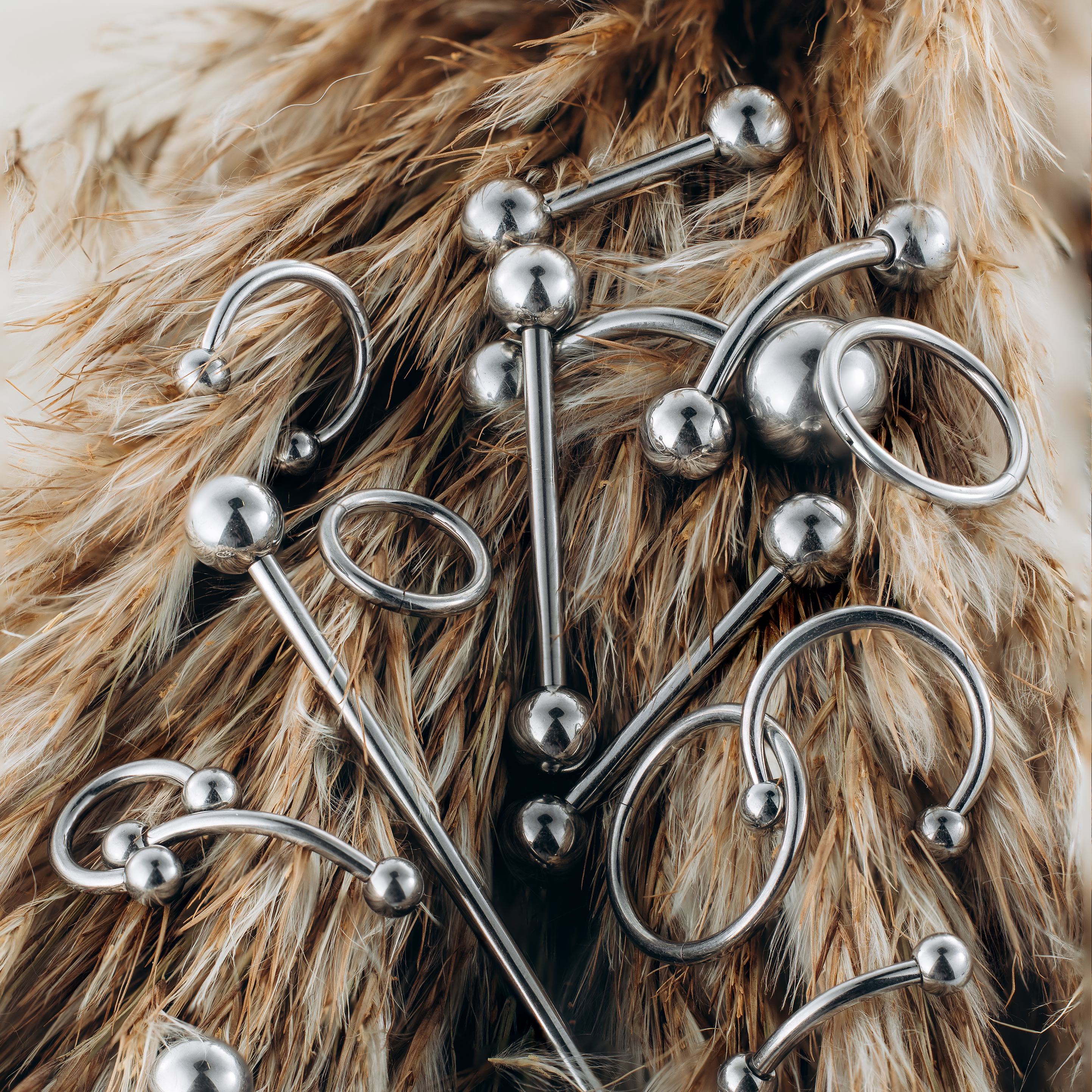 Klasyczny stalowy złoty banan do pępka z kulkami