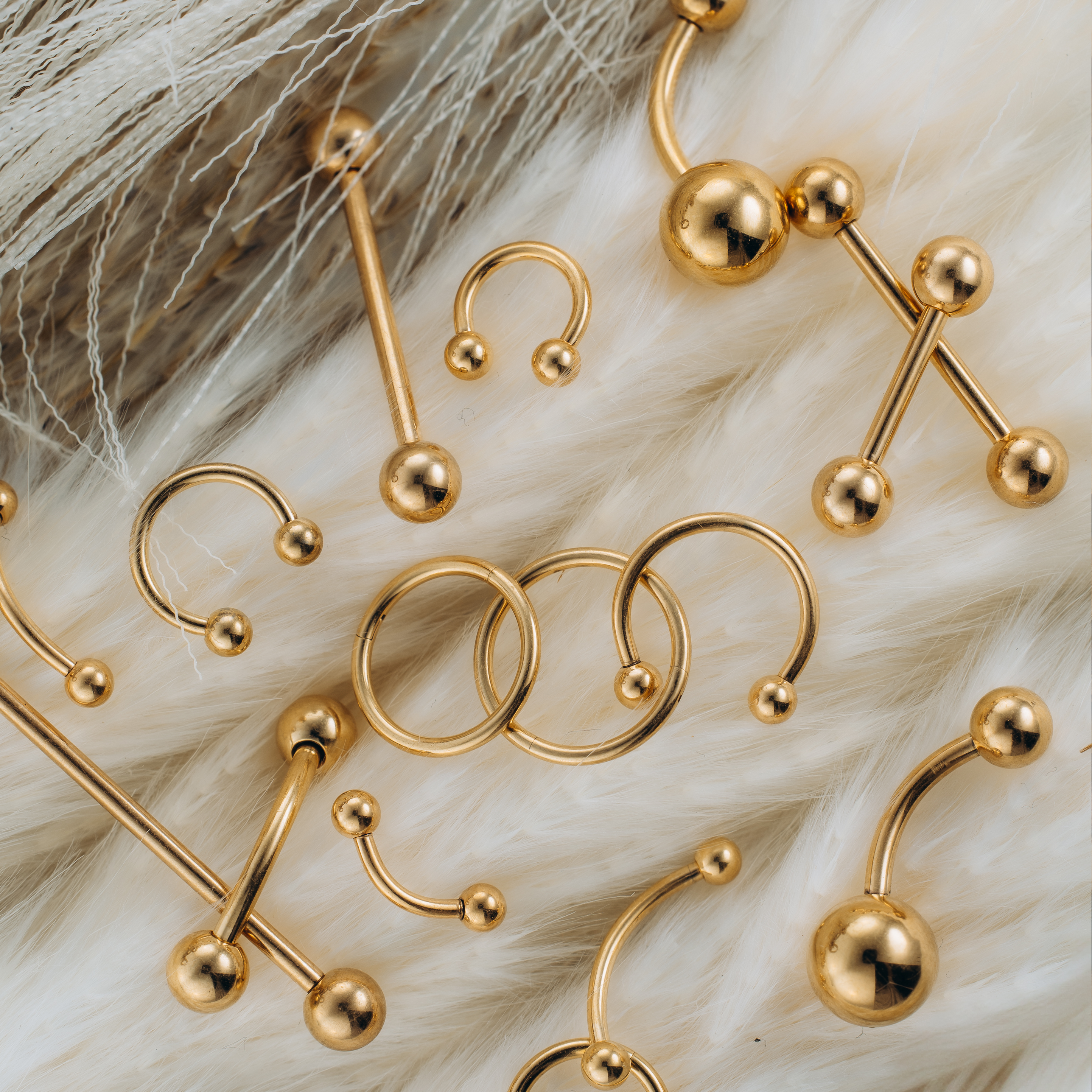 Tytanowy kolczyk do pępka z dwoma kulkami.