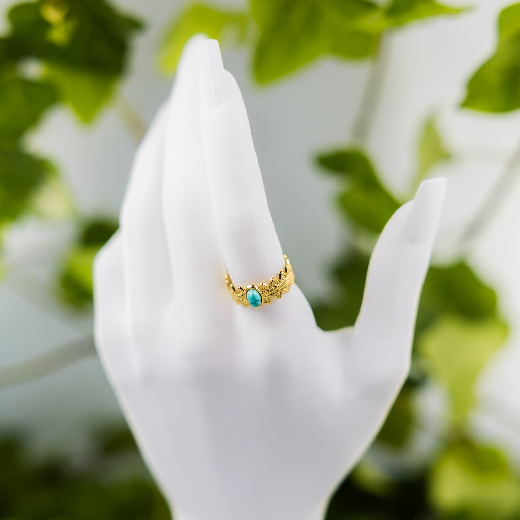 Pierścionek złoty z turkusowym zdobieniem.