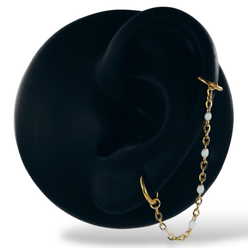 Złoty łańcuszek i opalizujące detalami